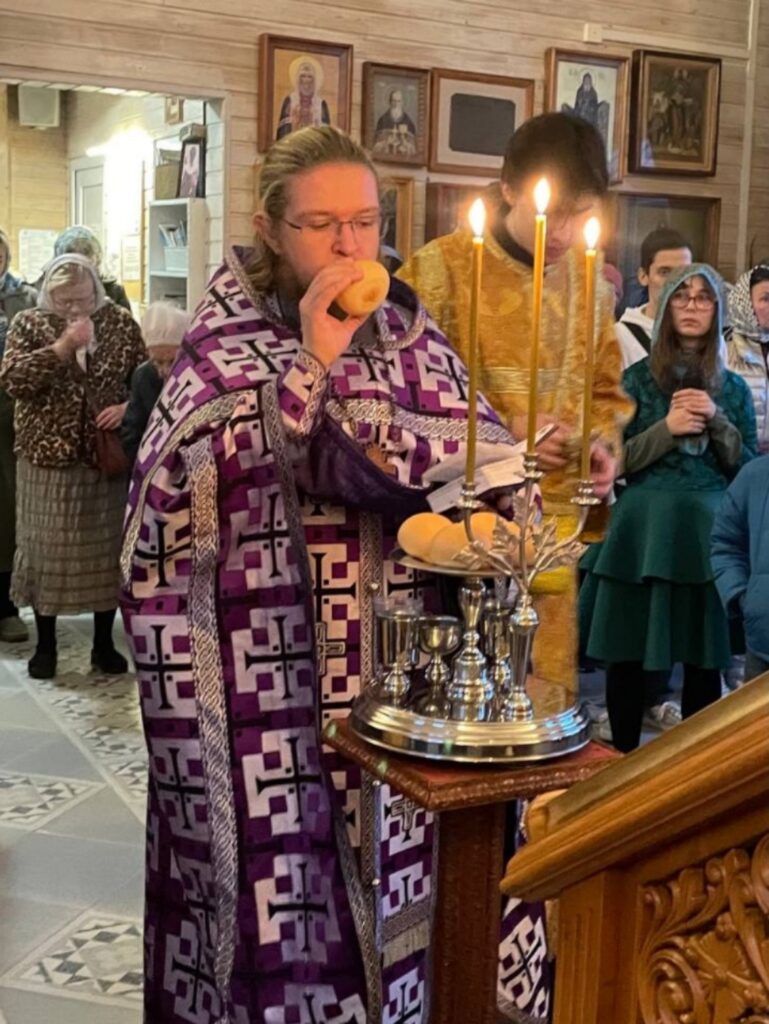 ☦️ Дорогие братья и сестры, поздравляем с праздником Воздвижения Честного и Животворящего Креста Господня